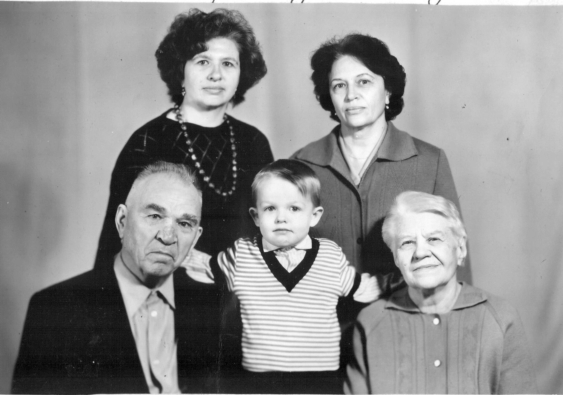 К.А. Дубилина (нижний ряд справа) с семьей